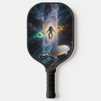 Astronaut Drijft Onder de Kosmische Pickleball Zon Paddle