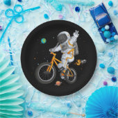 Astronaut in ruimtepak rijden BMX fiets op ruimte  Papieren Bordje (Feest)