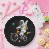 Astronaut in ruimtepak rijden BMX fiets op ruimte  Papieren Bordje (Feest)