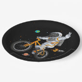 Astronaut in ruimtepak rijden BMX fiets op ruimte  Papieren Bordje (Gekanteld)