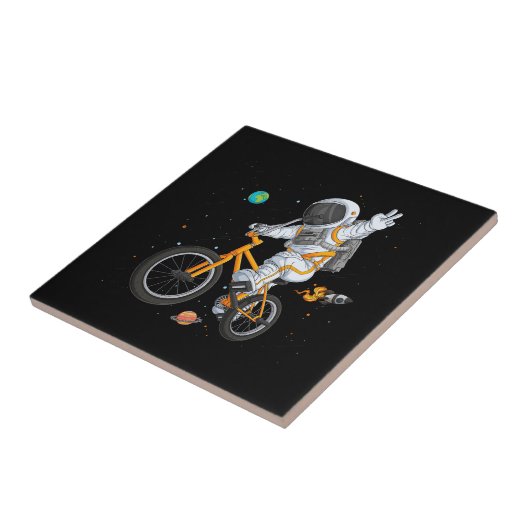 Astronaut in ruimtepak rijden BMX fiets op ruimte  Tegeltje (Zijkant)