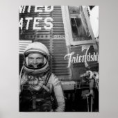 Astronaut John Glenn stelt naast Vriendschap 7 Poster (Voorkant)
