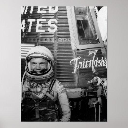 Astronaut John Glenn stelt naast Vriendschap 7 Poster (Voorkant)