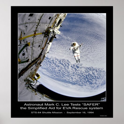 Astronaut Mark C. Lee test het "SAFER"-reddingssys Poster (Voorkant)