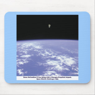 Astronaut McCandless Free Flying with Jetpack Muismat