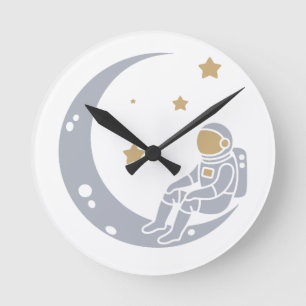 Astronaut op het ontwerp van de halve maan ronde klok