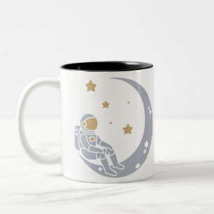Astronaut op het ontwerp van de halve maan tweekleurige koffiemok