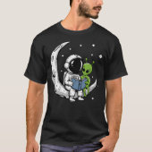 Astronaut Reading Book To Alien Moon Space Astrono T-shirt (Voorkant)