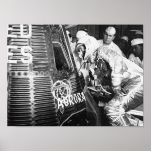 Astronaut Scott Carpenter inspecteert Aurora 7 Poster