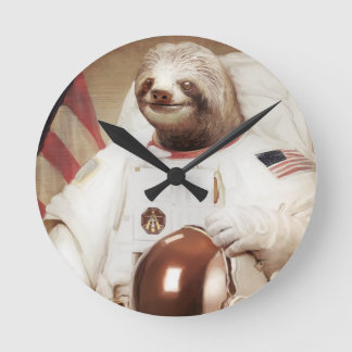 astronaut sloth ronde klok