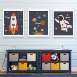 Astronaut Space Nursery Decor Nom du texte personn<br><div class="desc">Ensemble super amusant d'estampes de pépinière ou de salle de jeux avec des conceptions thématiques de l'espace d'une fusée, carte du système solaire et astronaute. Personnalisez avec vos propres affirmations et le nom de l'enfant ou effacez et n'avez que les illustrations. Parfait pour un espace ou une garderie ou salle...</div>