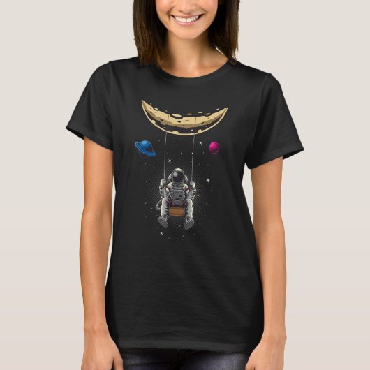 Astronaut swingend op de maan in de ruimte Planete T-shirt (Voorkant)