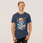 Astronaut verdwaald in ruimte omringd door planete Tri-Blend shirt (Voorkant volledig)