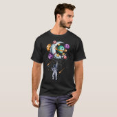 Astronaut vliegt in de ruimte met planeten en maan t-shirt (Voorkant volledig)