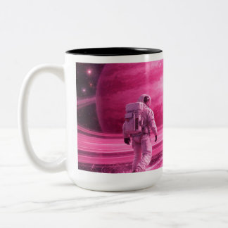 Astronaut Walking on Pink Rings Tweekleurige Koffiemok