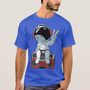 Astronaut zit op bandrecorder T-Shirt