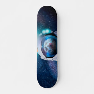Astronautkat die een hamburger wenst skateboard