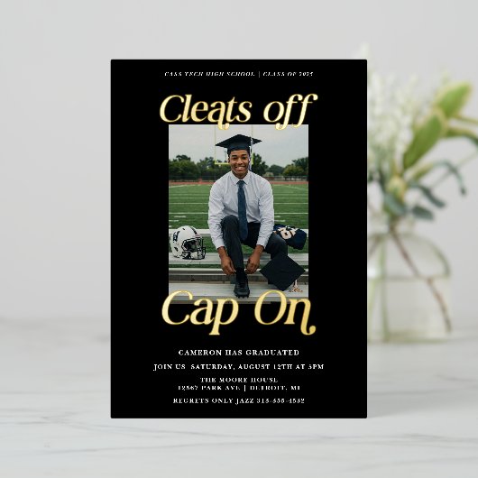 Atleet Afstuderen verwijdert Pet op Folie Uitnodiging (Staand Voorkant)