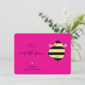 Attente de Mama Bee Hot Rose Pregnancy Faire-part (Debout devant)