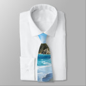 Attentes de plage, Cravate (Attaché)