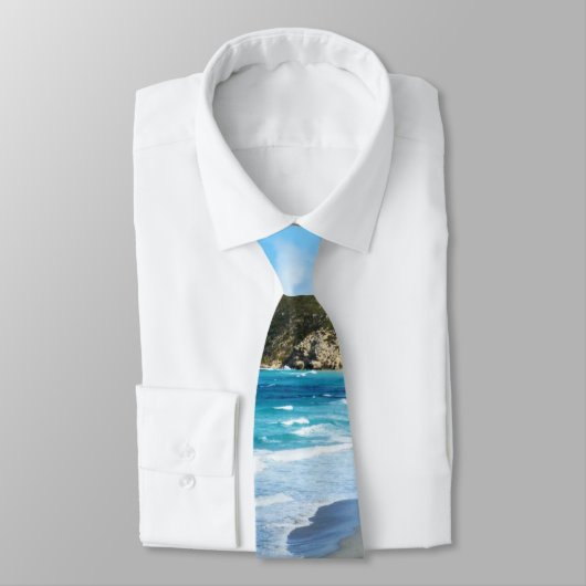 Attentes de plage, Cravate (Attaché)