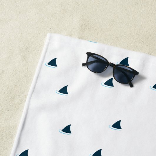 Attention aux requins ! serviette de plage (En situation)