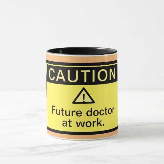 Attention drôle Futur Docteur au travail Mug (Centre)