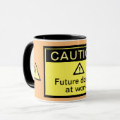 Attention drôle Futur Docteur au travail Mug (Devant gauche)