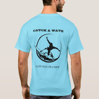 Attrapez un T-shirt d'hommes de type de surfer de