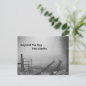 Au-delà du brouillard, la clarté - Carte postale (Debout devant)