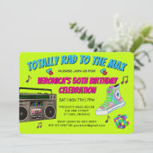 Au total 80s Retro Anniversaire Invitation (Debout devant)