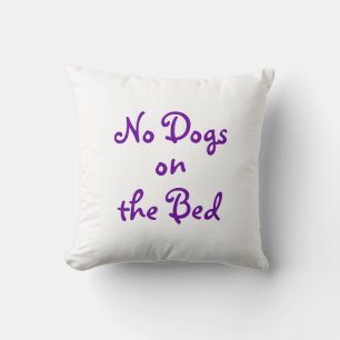 "Aucuns chiens coussin sur lit"