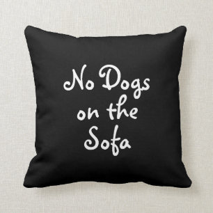 Aucuns chiens sur le coussin de sofa