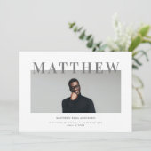 Audacieuse typographie photo graduation invitation (Debout devant)