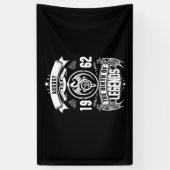 August Gift | 1962 De geboorte van de legendes Spandoek (Verticaal)