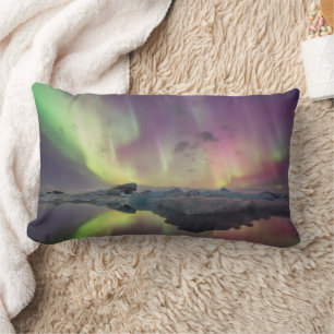 Aurora lichten weerspiegelen in lagune kussen