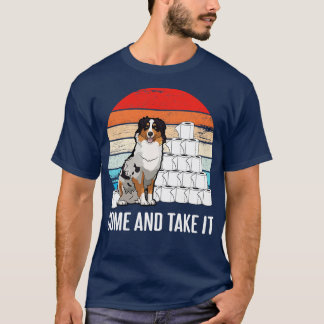 Aussie hond met toiletpapier Kom en neem het Vin T-shirt
