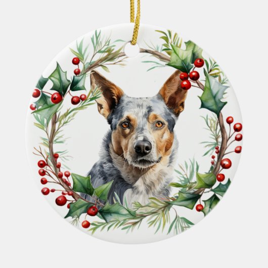 Australian Cattle Dog in Holly Twig Wreath Keramisch Ornament (Voorkant)