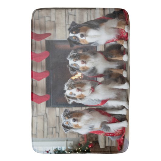 Australian Shepherd bij de open haard Kerstmis Badmat (Voorkant Verticaal)