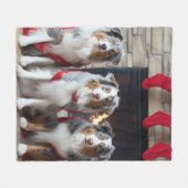 Australian Shepherd bij de open haard Kerstmis Fleece Deken (Voorkant (Horizontaal))