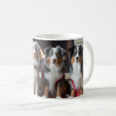Australian Shepherd bij de open haard Kerstmis Koffiemok (Voorkant rechts)