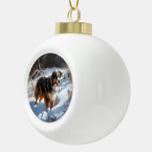 Australian Shepherd Laat Het Sneeuw Kerstmis Keramische Bal Ornament (Rechts)