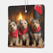 Australian Terrier bij de open haard Kerstmis Keramisch Ornament (Links)