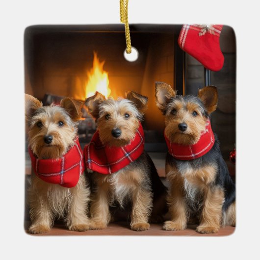Australian Terrier bij de open haard Kerstmis Keramisch Ornament (Voorkant)