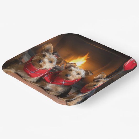 Australian Terrier bij de open haard Kerstmis Papieren Bordje (Gebogen)