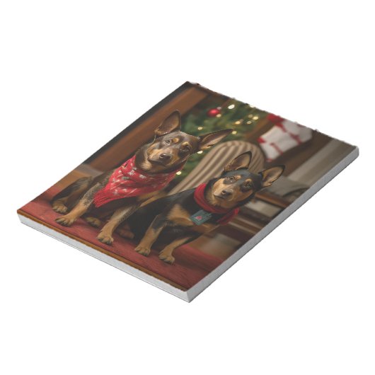 Australische Kelpie bij de open haard Kerstmis Notitieblok (Gedraaid)