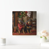 Australische Kelpie bij de open haard Kerstmis Vierkante Klok (Huis)