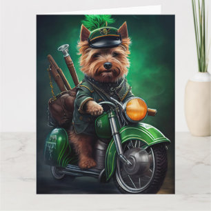 Australische Terriër rijdt fiets St. Patrick's Day Kaart