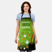 Authentic Irish Kitchen met Jouw naam over Groen Schort (Gedragen)
