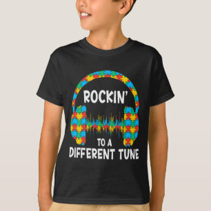 Autisme bewustzijn schommelen op een andere toon v t-shirt